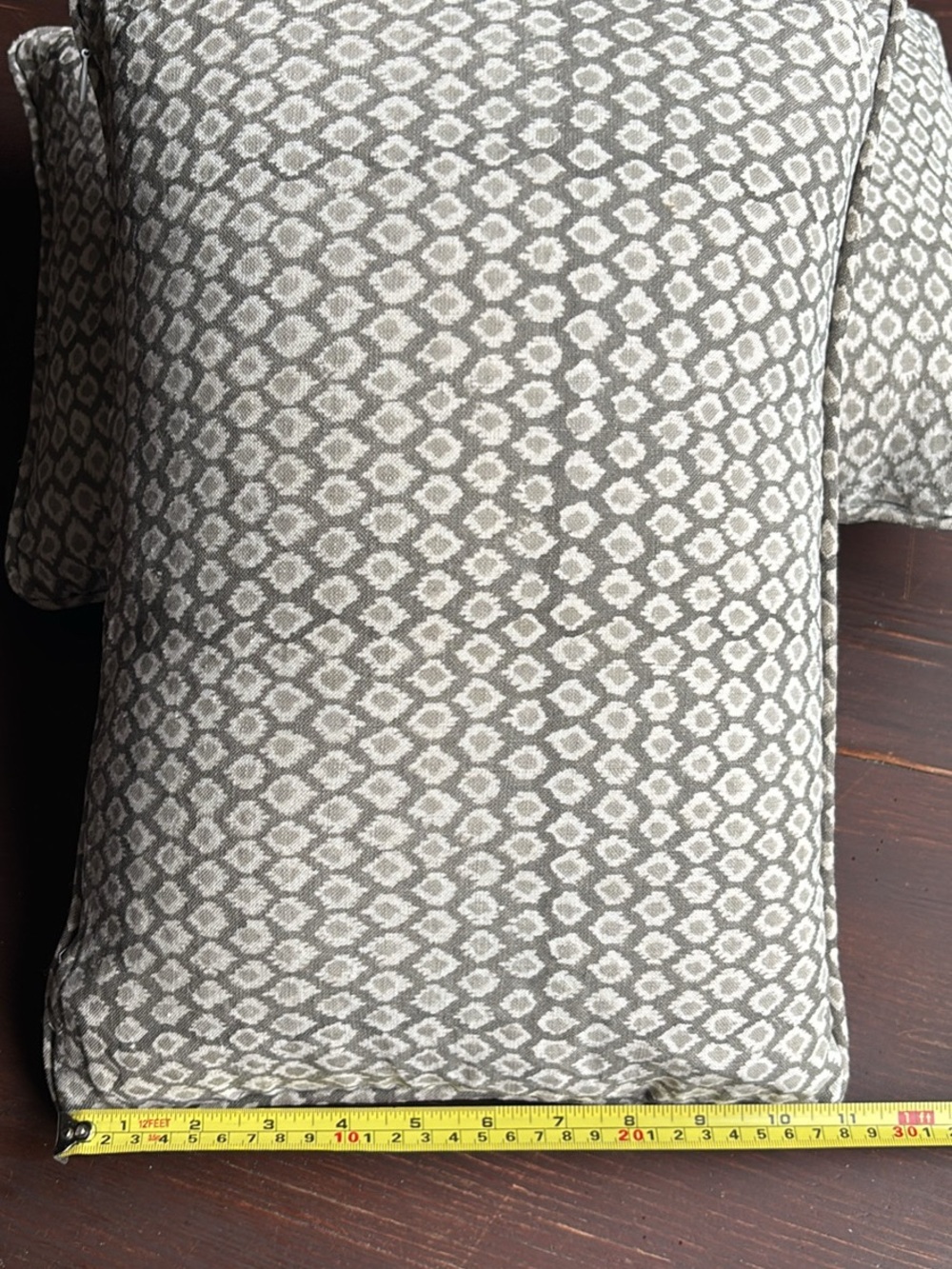 Walter.G set of two lumber/throw cushions in excellent preowned condition - Picture 5 of 10